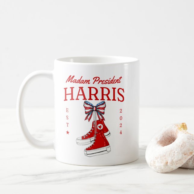 Caneca De Café Senhora Presidente Harris 2024 Sneaker Meme (Com Donut)