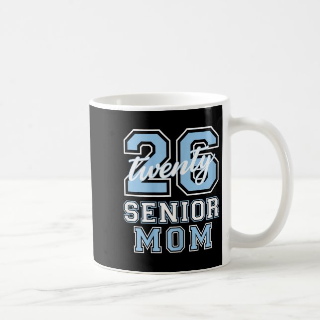 Caneca De Café Senior Mom Cl Of 2026 Graduation Pale Blue Letters (Direita)