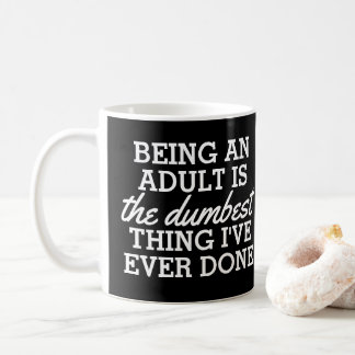 Caneca De Café Ser adulto é a coisa mais idiota que fiz