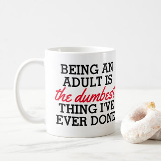 Caneca De Café Ser adulto é a coisa mais idiota que fiz