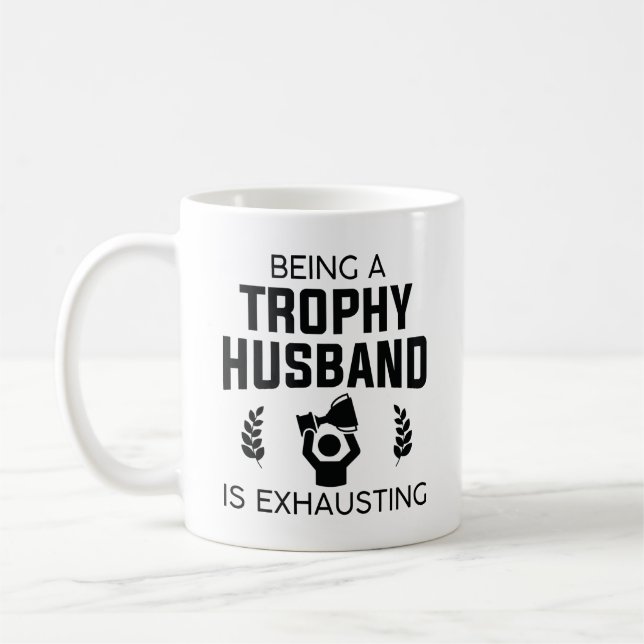 Caneca De Café Ser Um Marido De Troféus Está Escaindo (Esquerda)