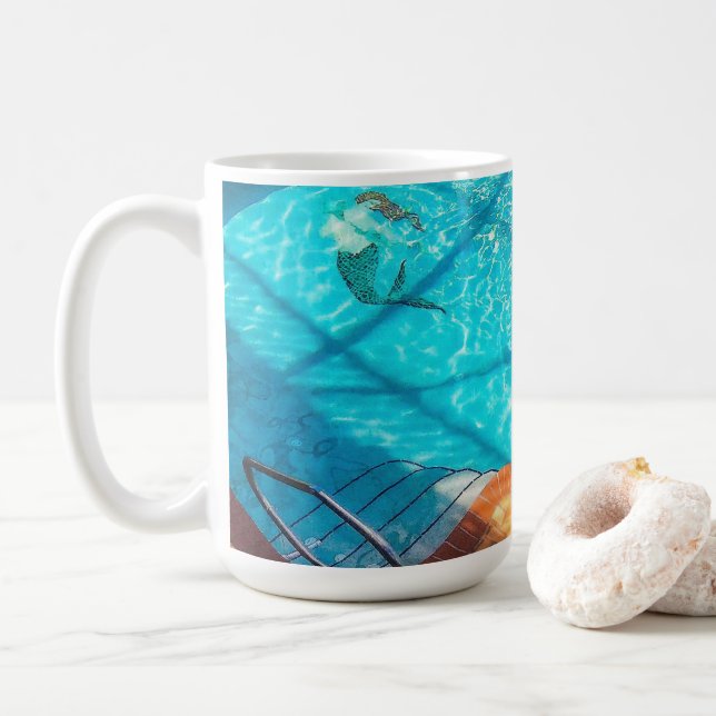 Caneca De Café Sereia numa Piscina de natação (Com Donut)