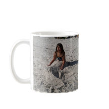 sereia pequena na praia por bbillips