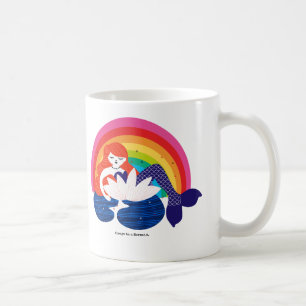 Caneca De Café Sereia pequena que descansa em uma flor