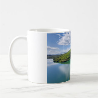Caneca De Café Serenidade em um Sip: Chá com um Lago View