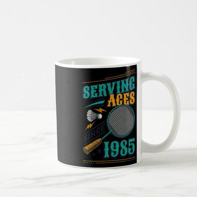 Caneca De Café Servindo Aces Desde 1985 Badminton Nasceu 40º (Direita)