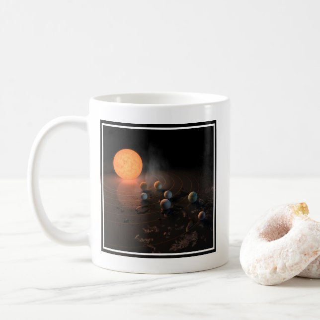Caneca De Café Sete planetas em órbita em torno da estrela. (Com Donut)
