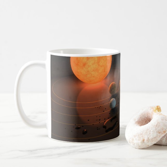 Caneca De Café Sete planetas em órbita em torno da estrela. (Com Donut)