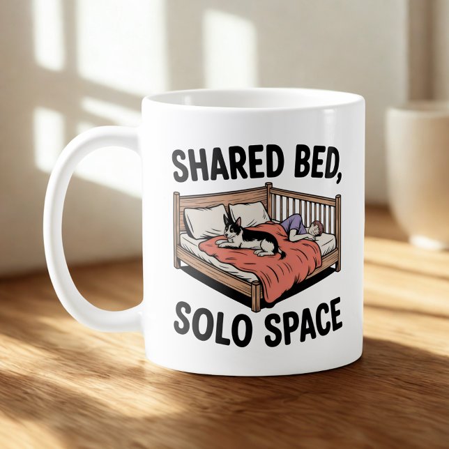 Caneca De Café Shared Bed, Solo Space | Dog & Cat Humor (Criador carregado)