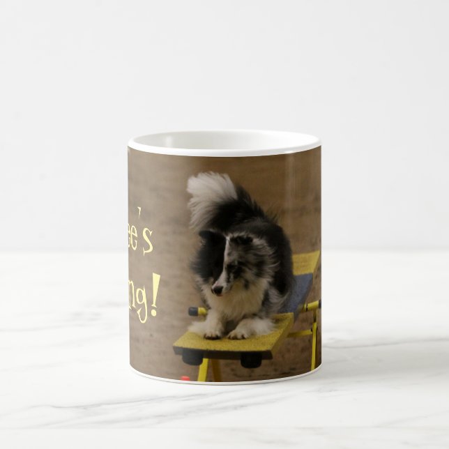 Caneca De Café Sheltie que pendura em um Teeter da agilidade (Centro)