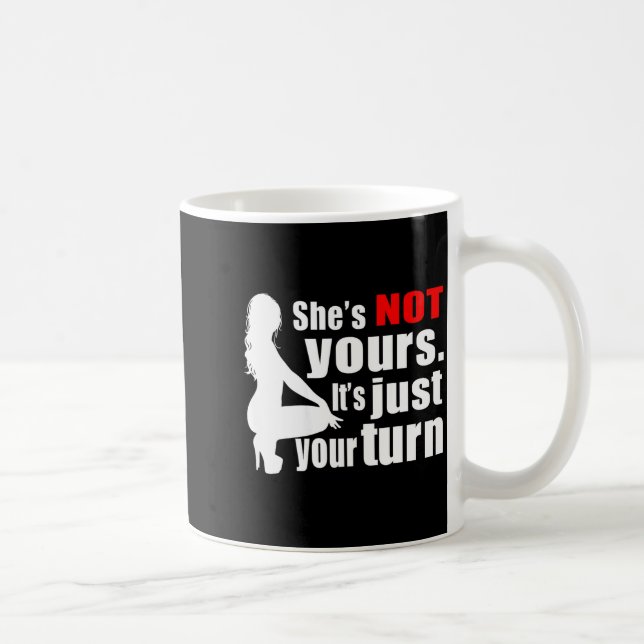 Caneca De Café She's Not Yours It's Just Your Turn Y Hot Girl (on (Direita)