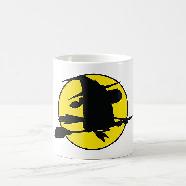 Caneca De Café Silhueta de Bruxa Voando em Vassoura Contra Lua Ch (Criador carregado)