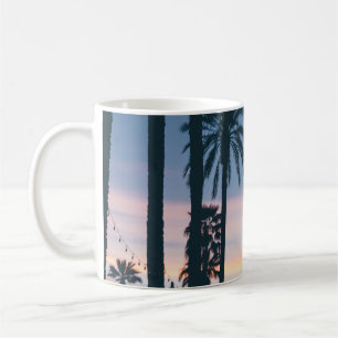 Caneca De Café Silhueta de casas ao lado das palmeiras e do camin
