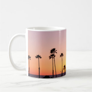 Caneca De Café Silhueta de palmeiras e doca durante o pôr do sol