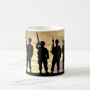 Caneca De Café Silhueta dos soldados na 101st divisão