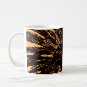 Caneca De Café Silhuetas escuras de data palmas contra colo brilh