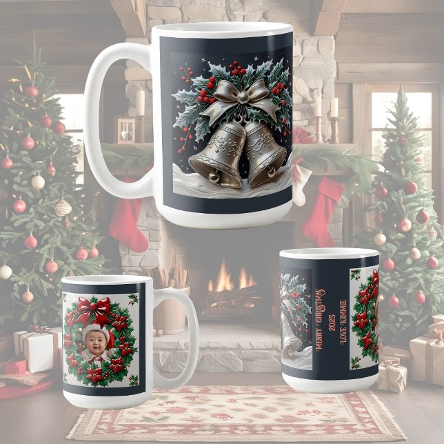 Caneca De Café Silver Bells e Holly Christmas personalizáveis (Criador carregado)