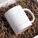 Caneca De Café Simples Sage Green Minimalista Dois Monogramas<br><div class="desc">Lavanda simples Sage Green Dois Monogramas Name mug perfeito para chefes,  consultores,  profissionais ou empresários.</div>
