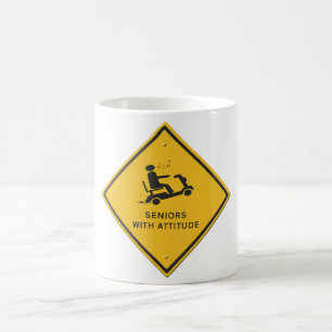 Caneca De Café Sinal de alerta scooter de mobilidade. Idosos com