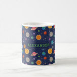 Caneca De Café Sistema Solar com Sol e Planetas Personalizados<br><div class="desc">Um padrão divertido e moderno do sistema solar com ilustrações coloridas de planeta,  estrelas e sol contra um fundo azul escuro. Este design pode ser personalizado com um nome ou monograma com iniciais.</div>