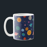 Caneca De Café Sistema solar personalizado<br><div class="desc">Uma ilustração colorida do sistema solar com 8 planetas; Mercúrio, Terra, Vênus, Netuno, Saturno, Urano, Marte, Júpiter e o Sol contra um fundo azul escuro estrelado. Este design moderno é na moda e educacional, excelente como decoração e escolaridade doméstica. Este design pode ser personalizado com um nome, iniciais monogramas ou...</div>