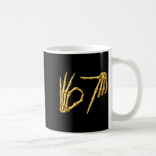 Caneca De Café Six Seven 6 7 Meme Funny Skeleton Hands Sign Let's (Direita)
