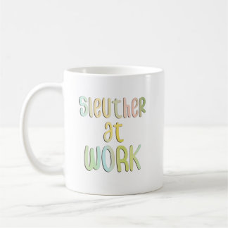Caneca De Café Sleuther no Trabalho