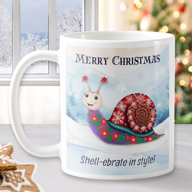 Caneca De Café Snail Pun Humor Engraçado Feliz Natal Personalizad (A funny Christmas mug with picture of a snail wearing a festive patterned sweater on a snowy day)
