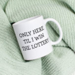 Caneca De Café Só aqui até eu ganhar a Lotter.<br><div class="desc">Este design pode ser personalizado na área fornecida pela alteração da foto e/ou do texto. Ou pode ser personalizado escolhendo o clique para personalizar outra opção e excluir ou alterar a cor do plano de fundo, adicionar texto, alterar a cor ou o estilo do texto ou excluir o texto de...</div>