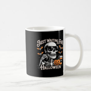Caneca De Café Só Esperando O Café Do Halloween Skeleton Ou