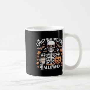 Caneca De Café Só Esperando O Café Do Halloween Skeleton Ou
