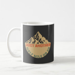 Caneca De Café Só mais meia milha ou assim - Caminhando