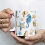 Caneca De Café Sob o mar azul e Dourado personalizado<br><div class="desc">Sob o mar,  uma caneca de café personalizada,  azul e dourada,  apresenta cavalos-marinhos,  peixes-estrelas,  conchas e recifes de coral. Para personalização mais avançada deste design,  clique no botão "Personalizar" acima! Itens correspondentes também estão disponíveis.</div>