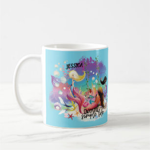 Caneca De Café Sob O Mar De Turquesa Roxa Do Oceano Sereia