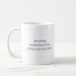 Caneca De Café Sobrevivendo à Maternidade com um Desenho de Xícar