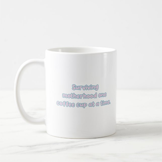 Caneca De Café Sobrevivendo à Maternidade com um Desenho de Xícar (Esquerda)