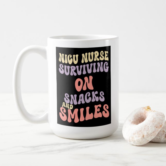 Caneca De Café Sobrevivendo com Lanches e Sorrisos – Real e Resil (Com Donut)