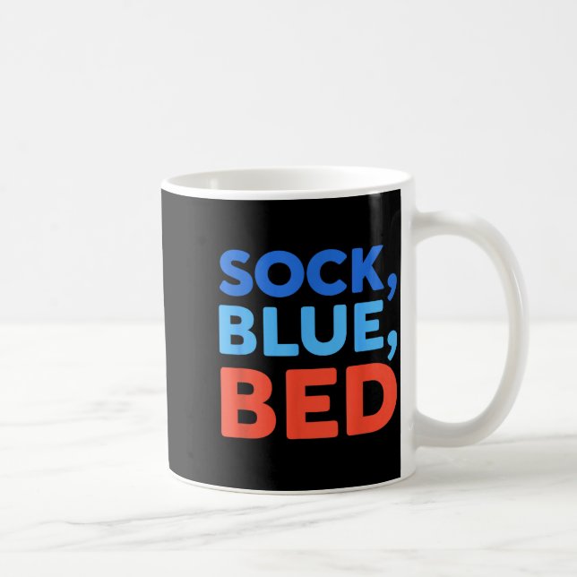 Caneca De Café Sock Blue Bed Funny Meme  (Direita)