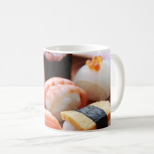 Caneca De Café Soft Sushi Delight – Wooden Plate Series (Frente Esquerda)