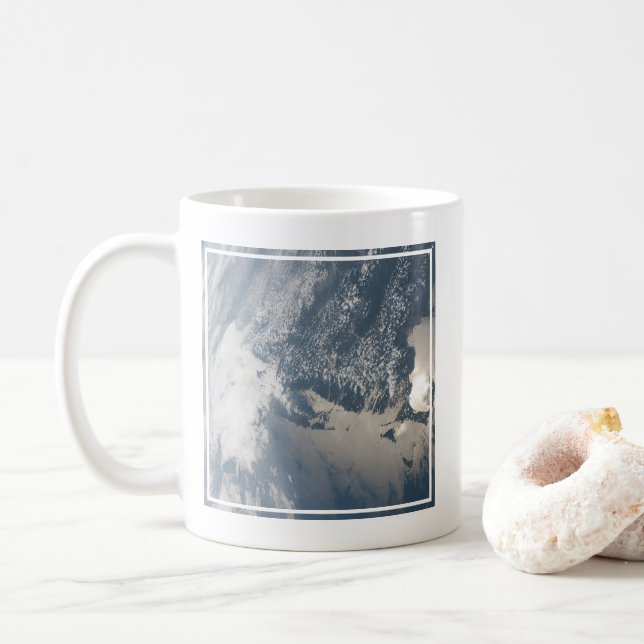 Caneca De Café Sol Nas Águas Da Terra. (Com Donut)