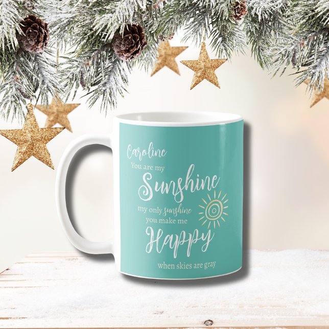 Caneca De Café Sol Personalizado Você Me Faz Feliz Azul Teal (Personalized Sunshine You Make Me Happy Mug in Teal with Script Font and Yellow Sun.)