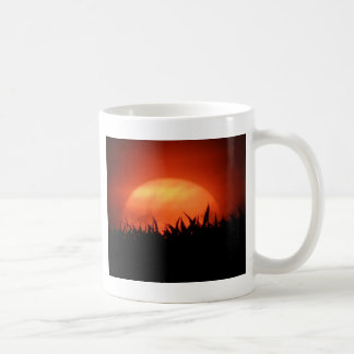 Caneca De Café Sol vermelho atrás da grama preta