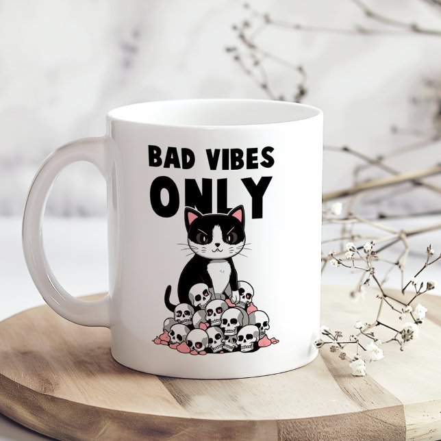 Caneca De Café "Somente Víblias Más" Gato Engraçado E Irritado ("Bad Vibes Only" Funny Angry Cat Coffee Mug on a boho kitchen table with tiny white flowers)