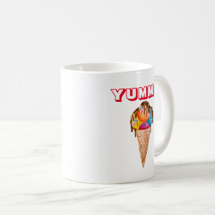 Caneca De Café Sorvete colorido em um cone crocante