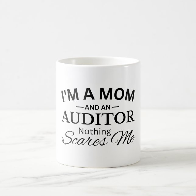 Caneca De Café Sou mãe e auditor, nada me assusta (Centro)