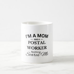 Caneca De Café Sou mãe e corretor de correio, nada me assusta