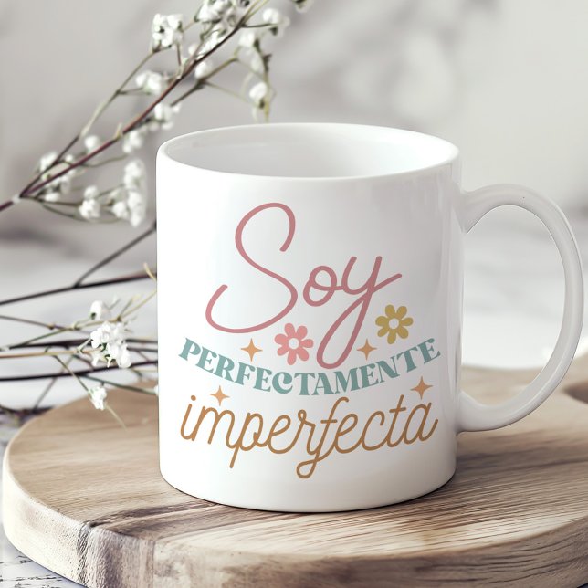 Caneca De Café "Soy Perfeitamente Imperfeta" Boho Inspiracional ("Soy Perfectamente Imperfecta" Boho Inspirational Coffee Mug on a sunny neutral boho kitchen table.)