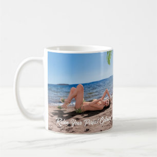 Caneca De Café Spring Break Girl deitada em Sandy Beach