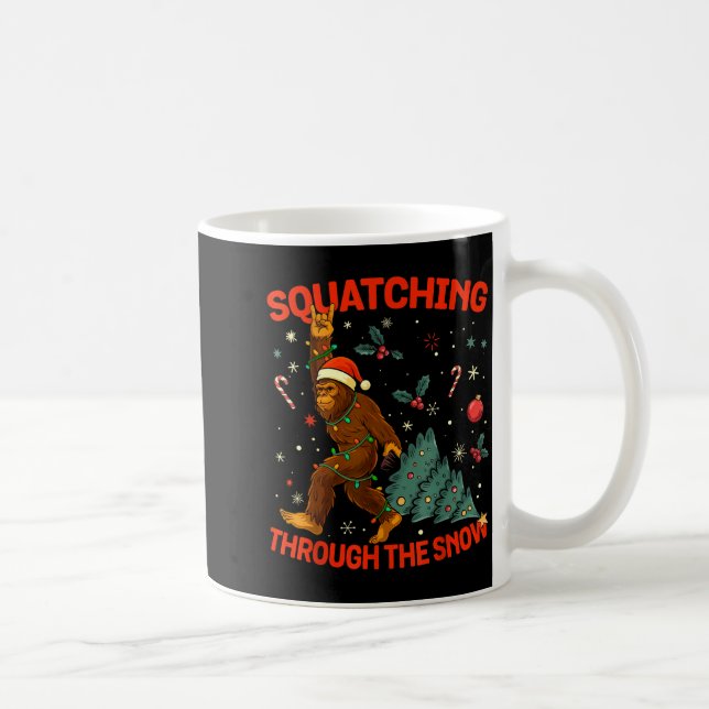 Caneca De Café Squatching Through The Snow Funny Bigfoot Rock On  (Direita)