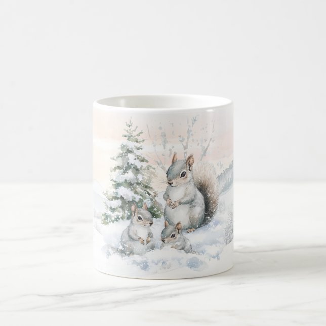 Caneca De Café Squirrels in winter forest  (Centro)